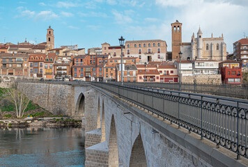 Puente de piedra y vista general de la villa de Tordesillas en la provincia de Valladolid, España
