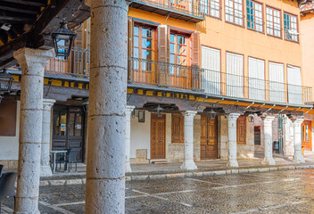 Soportales y columnata de piedra en la plaza mayor de la villa de Tordesillas, España