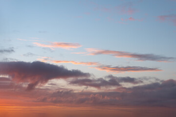 lever de soleil aux nuages roses