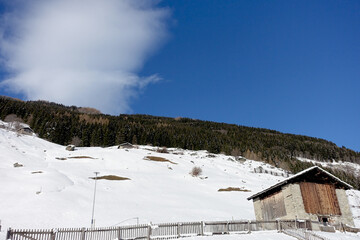 Nuage et montagne enneigée