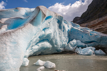 Die Eismassen der Gletscherzunge des Svartisen Gletscher