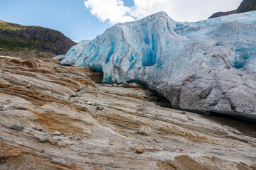 Fototapeta premium Die Eismassen und Schleitstrukturen der Gletscherzunge des Svartisen Gletscher