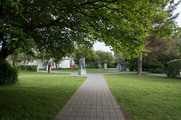 Junges Paar bei abendlichen Spiel im Skulpturenpark des Einar Jónsson-Museums in Reykjavik