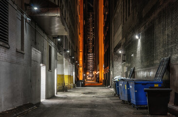 Obraz premium Illuminated dark alley at night downtown Chiacgo