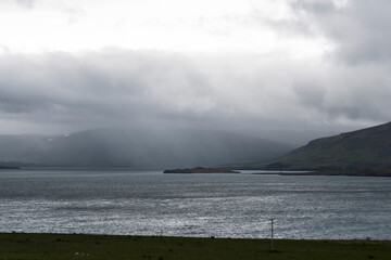 Regenwolken über dem Hvalfjörður (Walfjord) bei Borgarnes