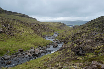 Fototapeta na wymiar Kleiner Gebirgsbach nahe der Strasse 47 (Hvalfjarðarvegur) landeinwärts vom Hvalfjörður bei Borgarnes