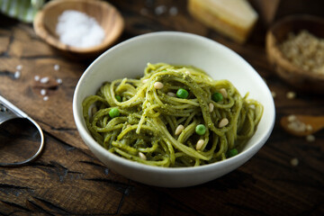 Spaghetti with pesto sauce and green pea