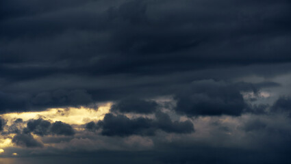 Obraz premium beautiful dark dramatic sky with stormy clouds before the rain or snow