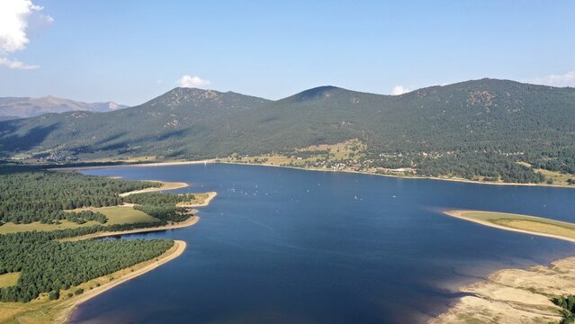 survol d'un lac de montagne matemale et des forets dans les Pyr&eacute;n&eacute;es-Orientales, sud de la France, parc naturel des Bouillouses	