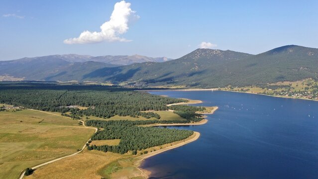 survol d'un lac de montagne matemale et des forets dans les Pyr&eacute;n&eacute;es-Orientales, sud de la France, parc naturel des Bouillouses	