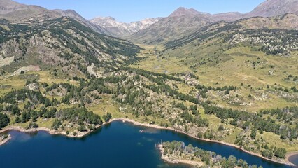 Fototapeta na wymiar survol d'un lac de montagne matemale et des forets dans les Pyrénées-Orientales, sud de la France, parc naturel des Bouillouses