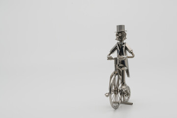 レトロな自転車に乗る紳士・メタルフィギア