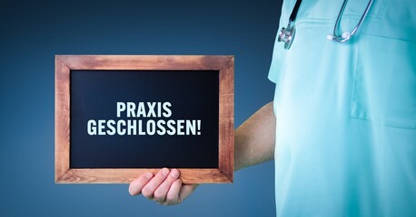 Praxis geschlossen!. Arzt zeigt Schild/Tafel mit Holz Rahmen. Hintergrund blau