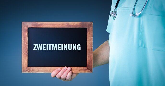 Ärztliche Zweitmeinung. Arzt zeigt Schild/Tafel mit Holz Rahmen. Hintergrund blau