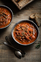 assiette de soupe de lentilles et tomates fait maison aux herbes et épices