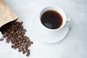 コーヒー豆とホットコーヒー