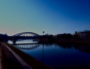 Fototapeta na wymiar Most na rzece Wisła w Krakowie