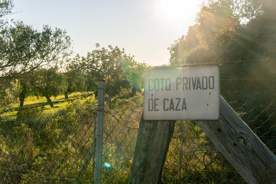 Private Hunting Preserve Sign Written In Spanish