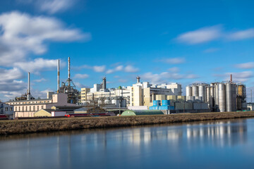 Chemische Industrie am Lech Kanal bei Augsburg