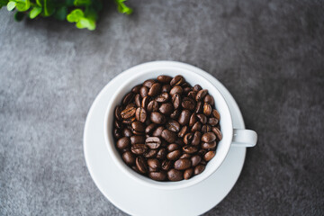 カップに入ったコーヒー豆