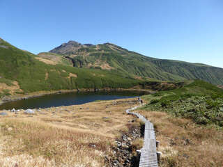 鳥海湖周回木道から鳥海山頂上を望む