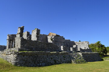 Fototapeta na wymiar Passeio pelas ruínas de Tulum no México