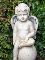 Fototapeta na wymiar Engel auf Friedhof, Trauer, Grabschmuck