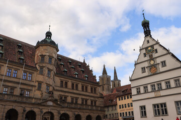 Fototapeta na wymiar Rothenburg ob der Tauber; Marktplatz mit Rathaus, St. Jakob und Ratstrinkhalle