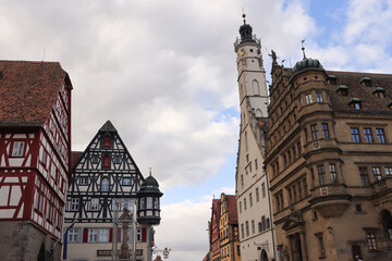 Fototapeta na wymiar Mittelalterliche Pracht in Rothenburg ob der Tauber; Herrngasse am Markt mit Fleischhaus, Marienapotheke und beiden Rathausbauten
