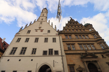 Rothenburger Rathaus; Blick von der Herrngasse auf den gotischen Teil und den Renaissancebau des...