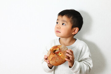 パンを食べている男の子。