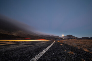 Mondaufgang über der Strasse 427 nahe Grindavik im Süden Islands