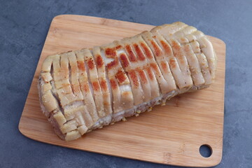Spanferkelrücken mariniert. Spanferkel  Krustenbraten.