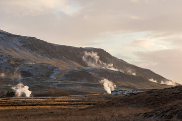 Fototapeta na wymiar Dampf heißer Quellen im Hochtemperaturgebiet des Zentralvulkans Grensdalur im Tal Reykjadalur nahe Hveragerði