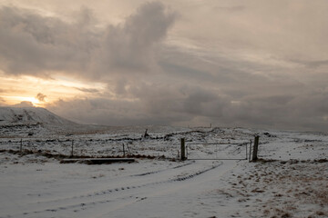 Verschlossenes Tor vor einem Hof in Keldur