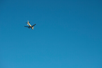 Fototapeta premium Airbus A320 auf blauem Himmel, wolkenlos vor Mond