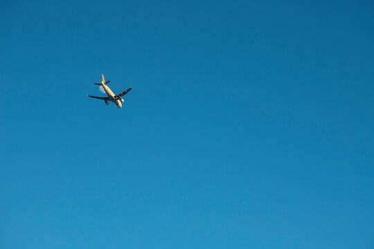 Airbus A320 auf blauem Himmel, wolkenlos vor Mond