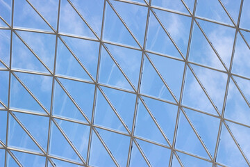 Obraz premium A fragment of a glass dome on the roof of the building. Geometric glass dome. Modern ceiling architecture
