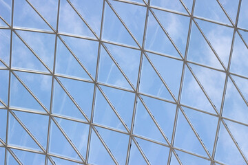 Obraz premium A fragment of a glass dome on the roof of the building. Geometric glass dome. Modern ceiling architecture