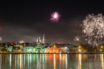 Mit einem Silvesterfeuerwerk &uuml;ber der isl&auml;ndischen Hauptstadt begr&uuml;&szlig;en die Isl&auml;nder das neue Jahr.