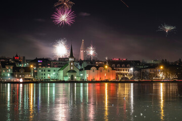 Fototapeta na wymiar Mit einem Silvesterfeuerwerk über der isländischen Hauptstadt begrüßen die Isländer das neue Jahr.