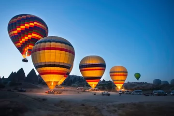 Foto op Plexiglas Hete luchtballon over het panorama van de vallei van Cappadocië Goreme ochtend. © KSENIYA