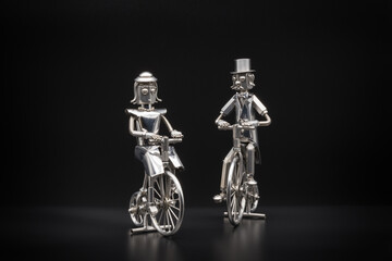 レトロな自転車に乗る紳士と淑女・メタルフィギア