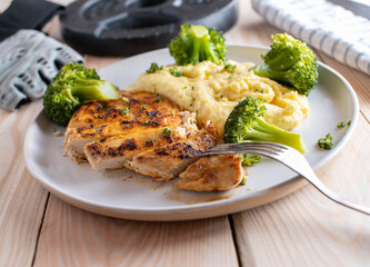 Fried chicken breast with creamy polenta and broccoli
