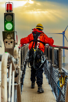 Motion compensated gangway pax transfer