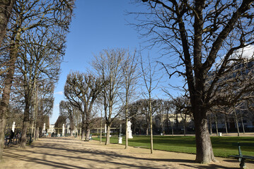 Allée du jardin des Grands Explorateurs à Paris. France