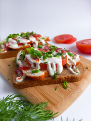 Smorrebrod with chicken with sauce 