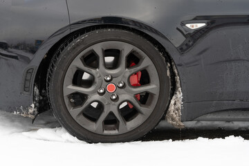 DetaiL Reifen eines Autos im Schnee
