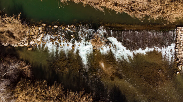 Plano cenital de una pequeña cascada en el Río Segura 
