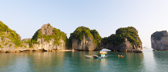 Obraz premium rock islands in Ha Long Bay near Cat Ba, Vietnam